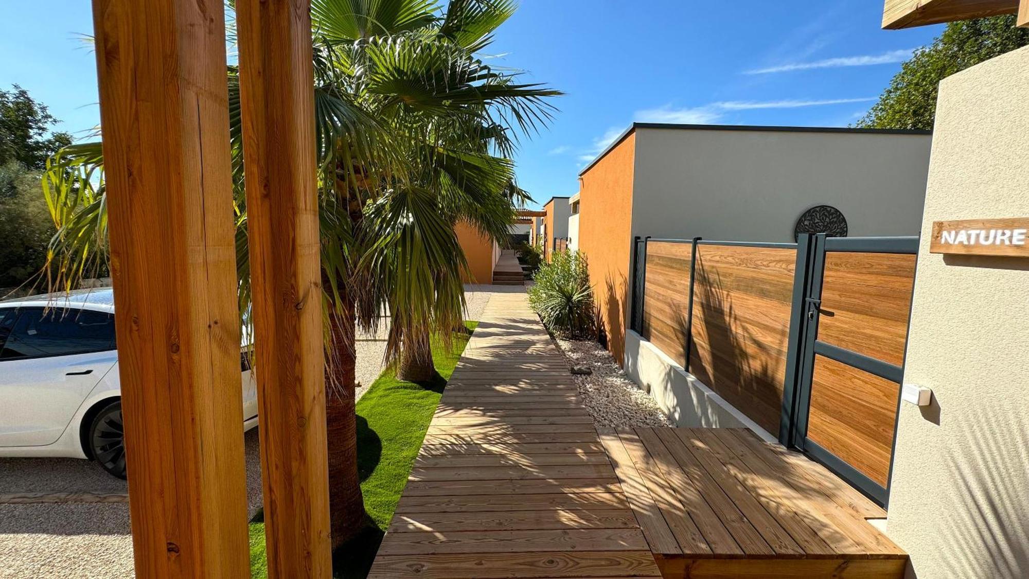 Daya Lodge. LʼIsle-sur-la-Sorgue Eksteriør billede