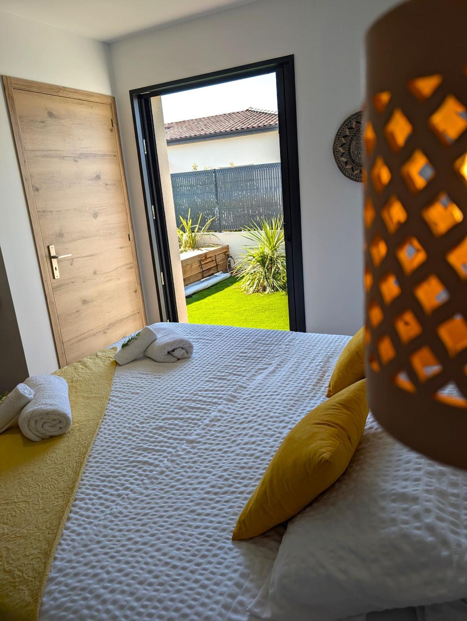 Daya Lodge. LʼIsle-sur-la-Sorgue Eksteriør billede