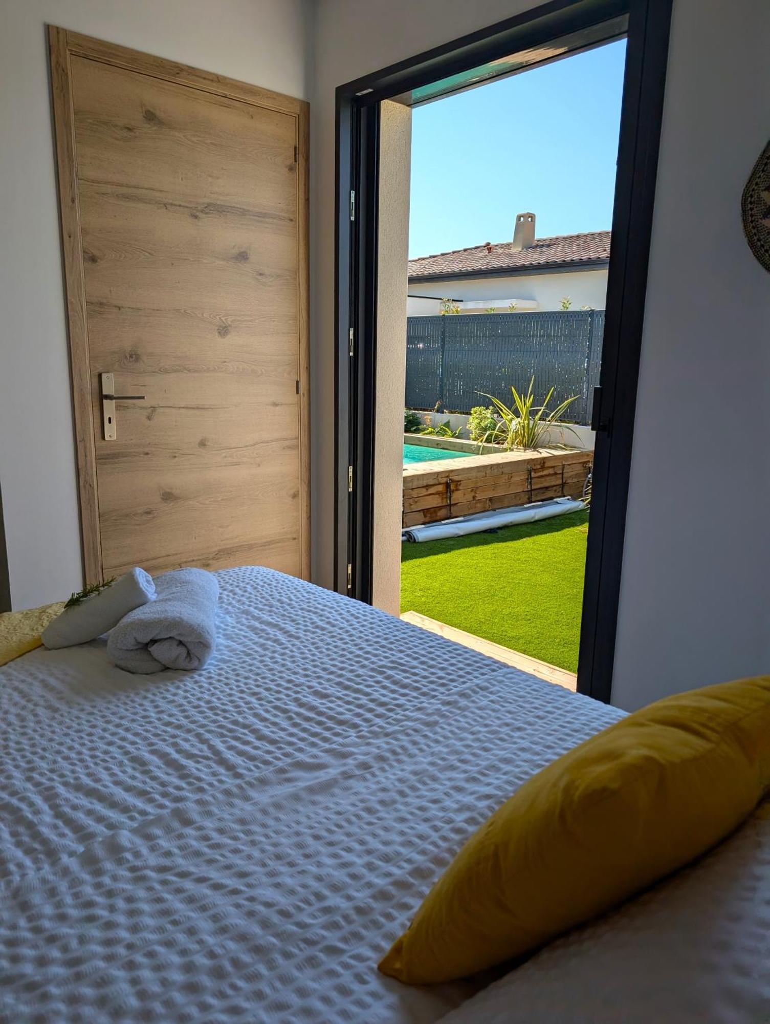 Daya Lodge. LʼIsle-sur-la-Sorgue Eksteriør billede