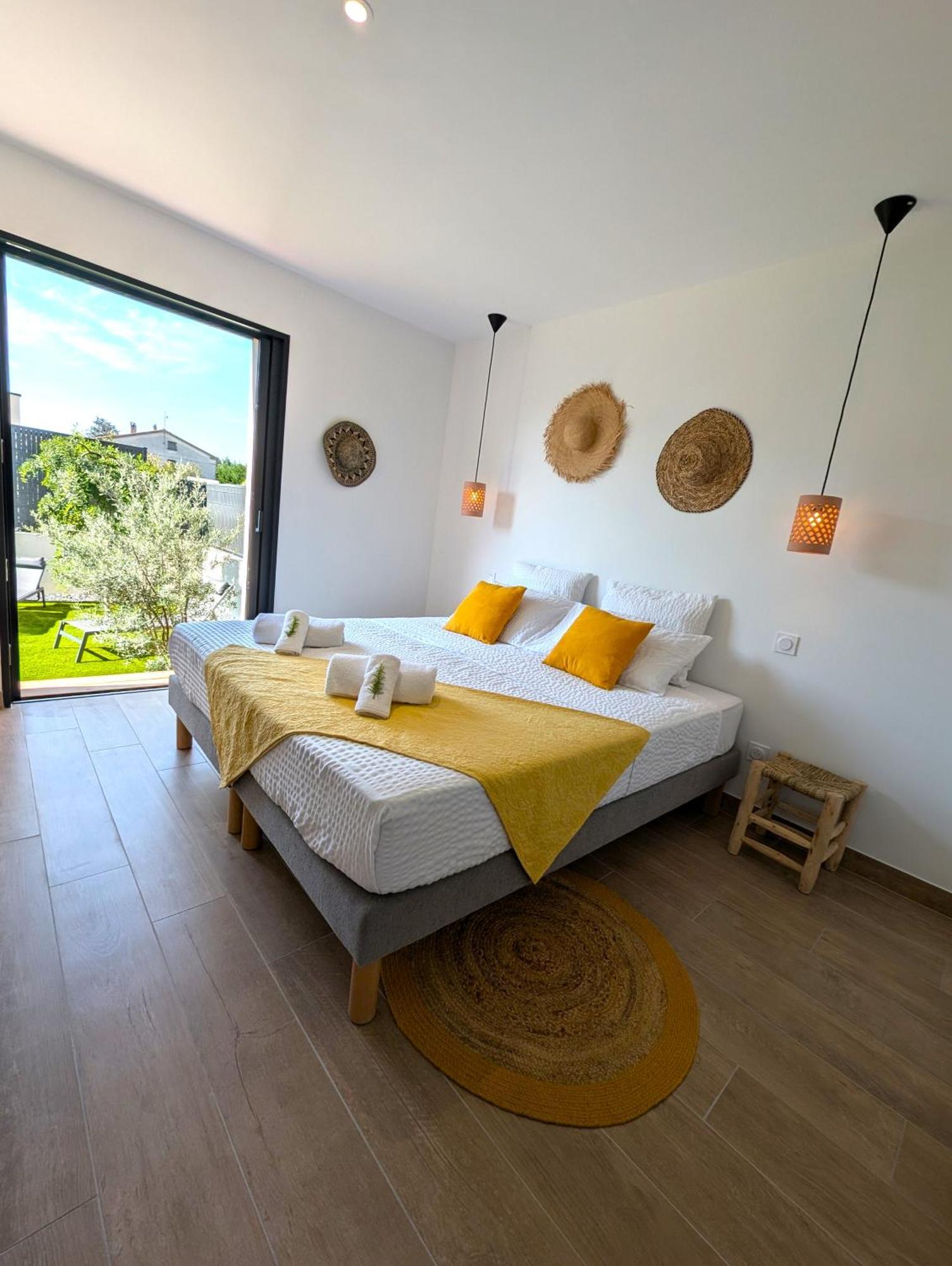 Daya Lodge. LʼIsle-sur-la-Sorgue Eksteriør billede