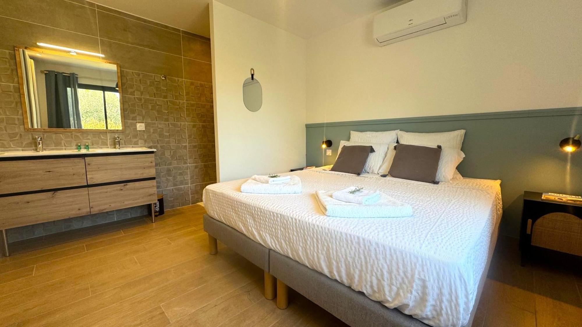 Daya Lodge. LʼIsle-sur-la-Sorgue Eksteriør billede