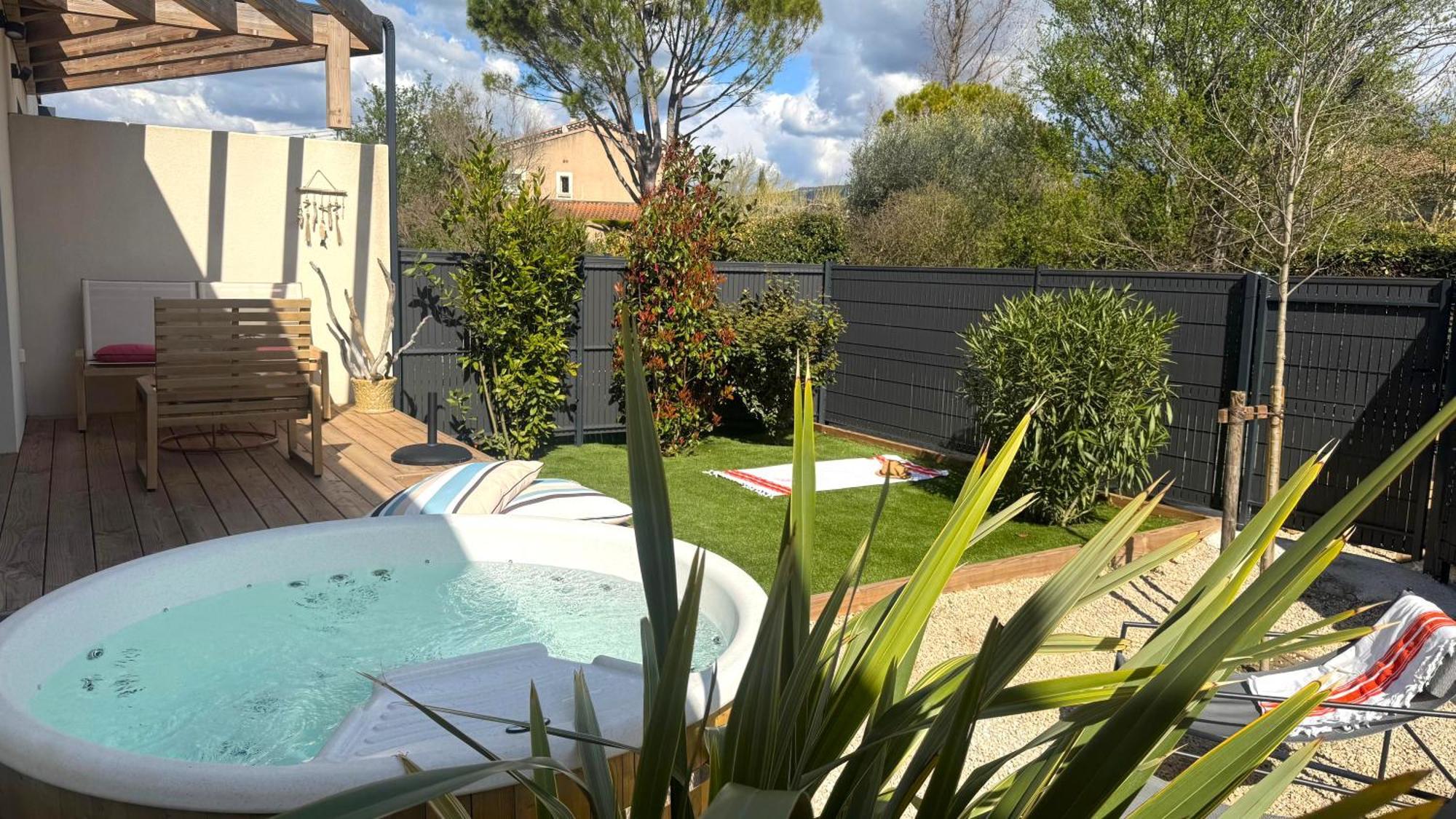 Daya Lodge. LʼIsle-sur-la-Sorgue Eksteriør billede
