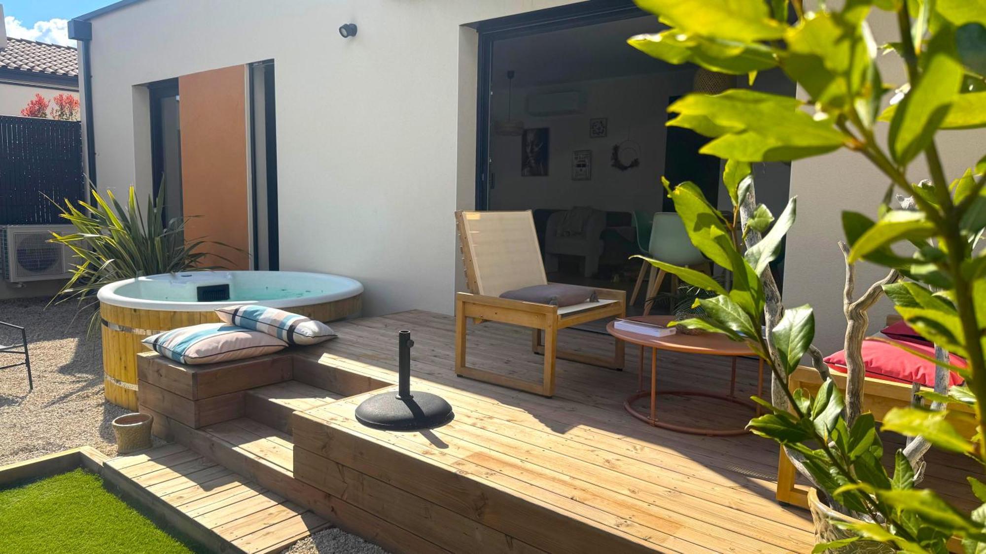 Daya Lodge. LʼIsle-sur-la-Sorgue Eksteriør billede